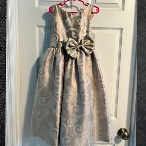 Beautiful champagne colored Christmas dress 5/6 T.